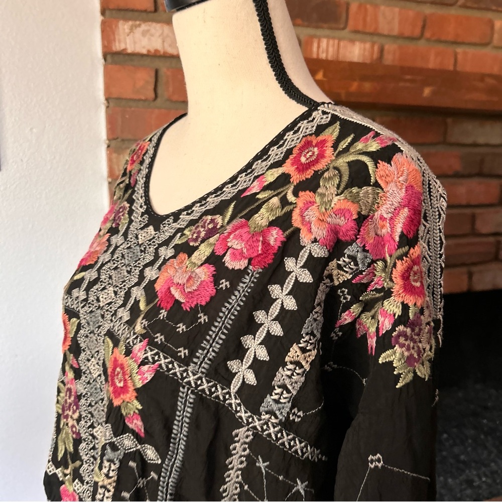 Johnny Was Carnation Embroidered Floral Blouse in Black Sz XS - Picture 6 of 9